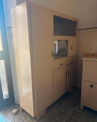 Credenza da cucina vintage con vetrina
