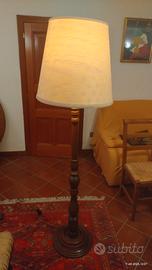 Lampada da terra in legno