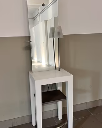 Mobiletto con lampada