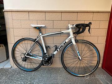 Bici da strada TREK.