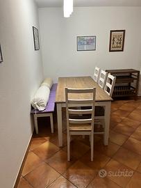 Tavolo 6/8 posti e credenza con vetrinetta