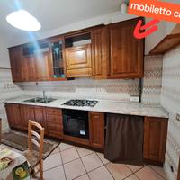 Cucina con elettrodomestici.