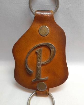 Portachiavi vintage artigianale cuoio iniziale "P"