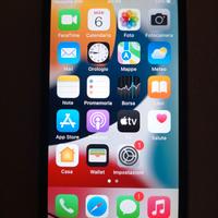 iPhone SE e auricolari Apple Earpods 