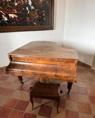 Pianoforte a coda.