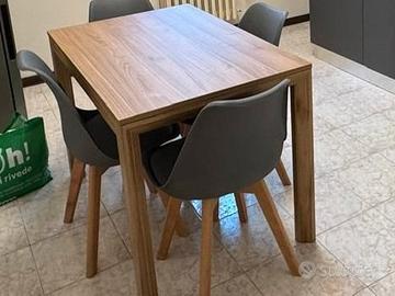 Tavolo da pranzo con sedie
