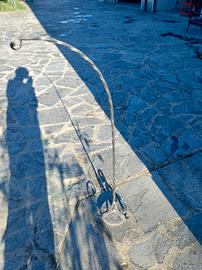 Porta lanterna/vaso in ferro e pietra vecchio 