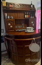 Bar: bancone, credenza e 2 sgabelli