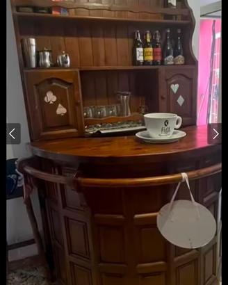 Bar: bancone, credenza e 2 sgabelli
