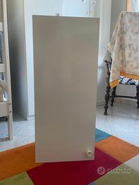 mobiletto bianco da bagno