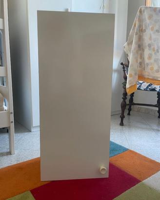 mobiletto bianco da bagno