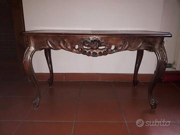 Tavolino da tè in legno intarsiato