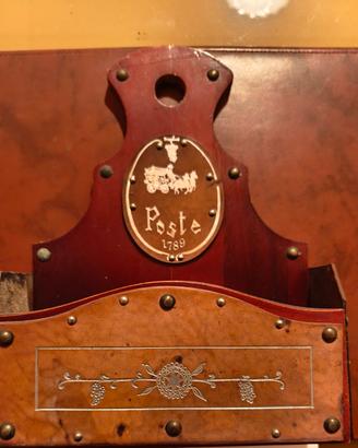 porta lettere in legno ed ecopelle 