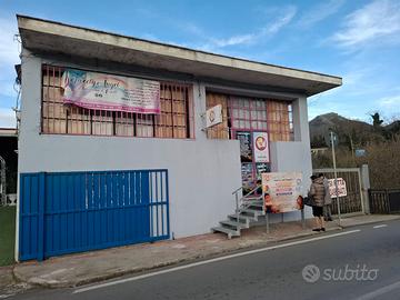 Palazzina due livelli con parcheggio