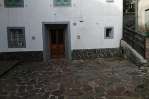 Casa bifamiliare con ampio giardino e garage