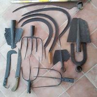 Attrezzi agricoli e non vecchi/antichi arredamento