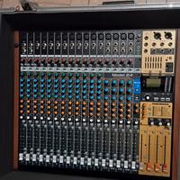 mixer Tascam Model 24 con case