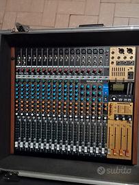 mixer Tascam Model 24 con case