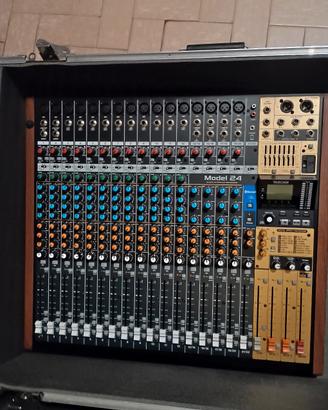mixer Tascam Model 24 con case