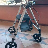 Deambulatore per anziani Rollator