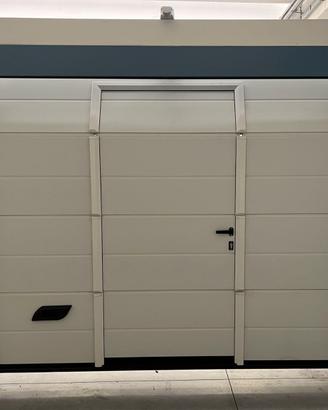 Portone sezionale bianco con porta 2300 x H 1980