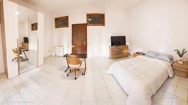Ampia camera con balcone