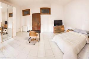 Ampia camera con balcone