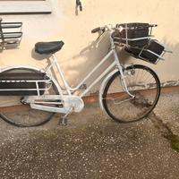 Porta fiori su Bicicletta vintage da arredamento