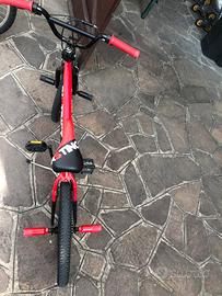 Splendida BMX rosso fuoco