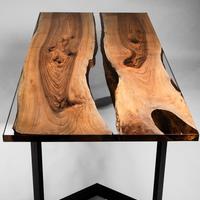 Tavolo in noce e resina