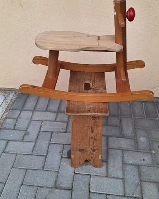 Dondolo in legno vintage per bambini
