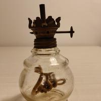 Lampada vintage d'epoca a olio (o cherosene) in ve