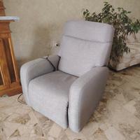 Poltrona reclinabile alzapersone di PoltroneSofà