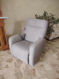 Poltrona reclinabile alzapersone di PoltroneSofà