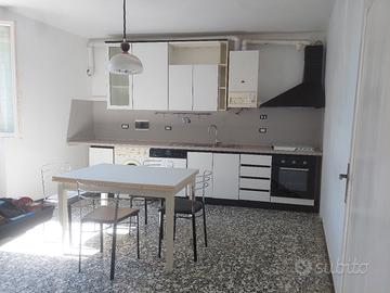 Cucina con elettrodomestici 