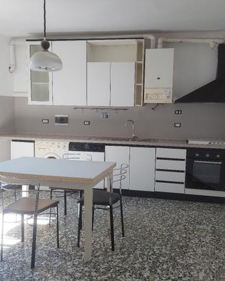 Cucina con elettrodomestici 