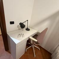 Scirvania ikea con sedia e lampada