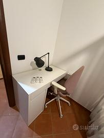 Scirvania ikea con sedia e lampada