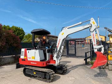 E141 Mini escavatore 24 q Takeuchi TB25