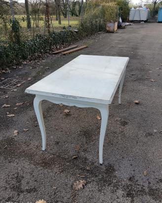 Tavolo in stile shabby chic