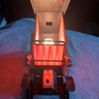 lampada a forma di auto antica. 