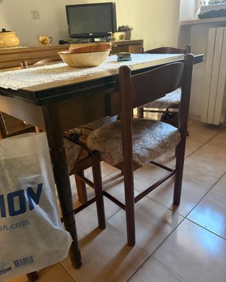 Tavolo di legno allungabile con 4 sedie