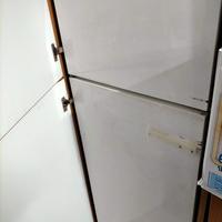 Frigorifero, divano, sdraio, fornello, rete letto,