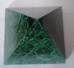 piramide in malachite
