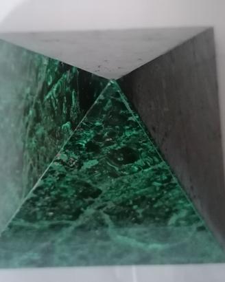 piramide in malachite