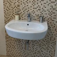 Lavandino con sifone e rubinetto