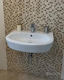 Lavandino con sifone e rubinetto