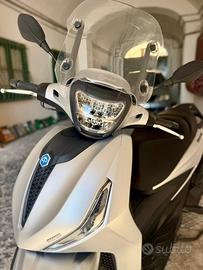 Piaggio Beverly 400 HPE S 2023, pari al nuovo.