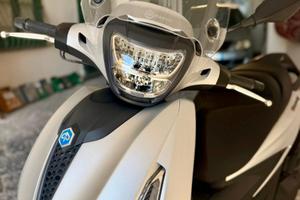 Piaggio Beverly 400 HPE S 2023, pari al nuovo.