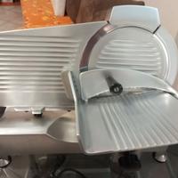 Affettatrice con lama nuova 25 cm.